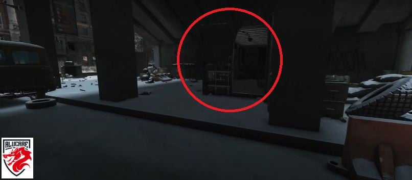 Cinema Rodina Perto do contentor por baixo das escadas_Tarkov