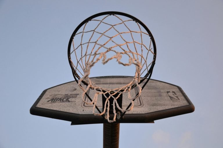 Imagen que muestra una canasta de baloncesto para subrayar que los deportes estadounidenses tienen mucho éxito en las apuestas en Francia en estos momentos.