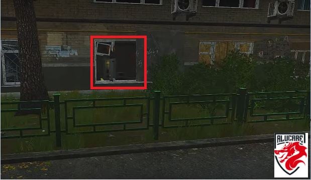 Eingang zum Gebäude durch ein Fenster zum Hof