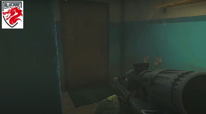 Die Tür links, wenn Sie die Treppe hinuntergehen