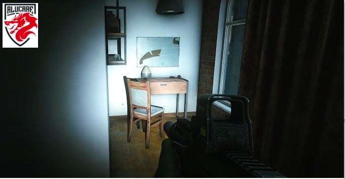 På toiletbordet ved vinduet.