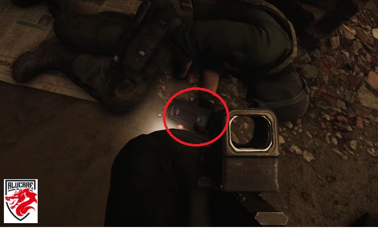 出现点 3:房间对面拱门下地面上一名死亡操作员的手中