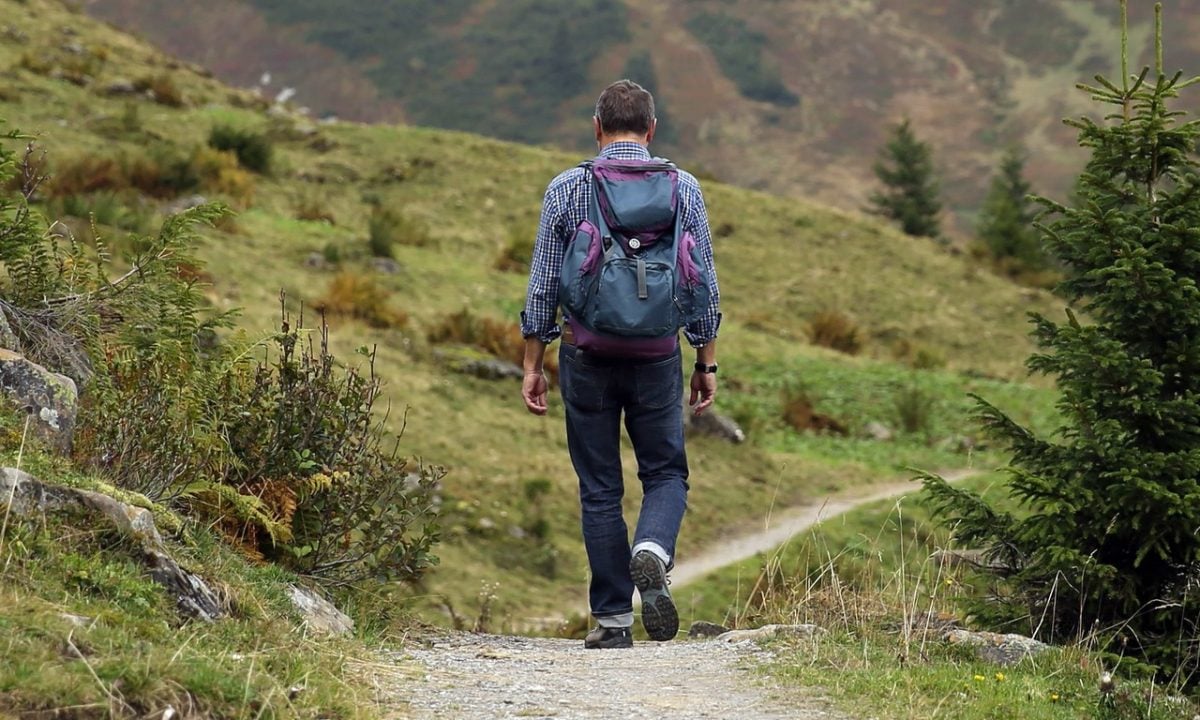 Un homme marchant avec un sac à dos.