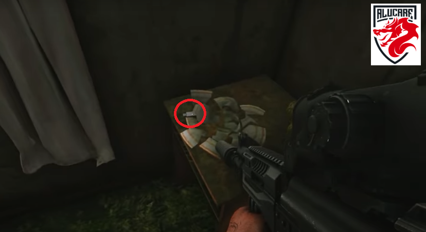 Flash disk aman di atas meja dengan benda-benda yang pecah