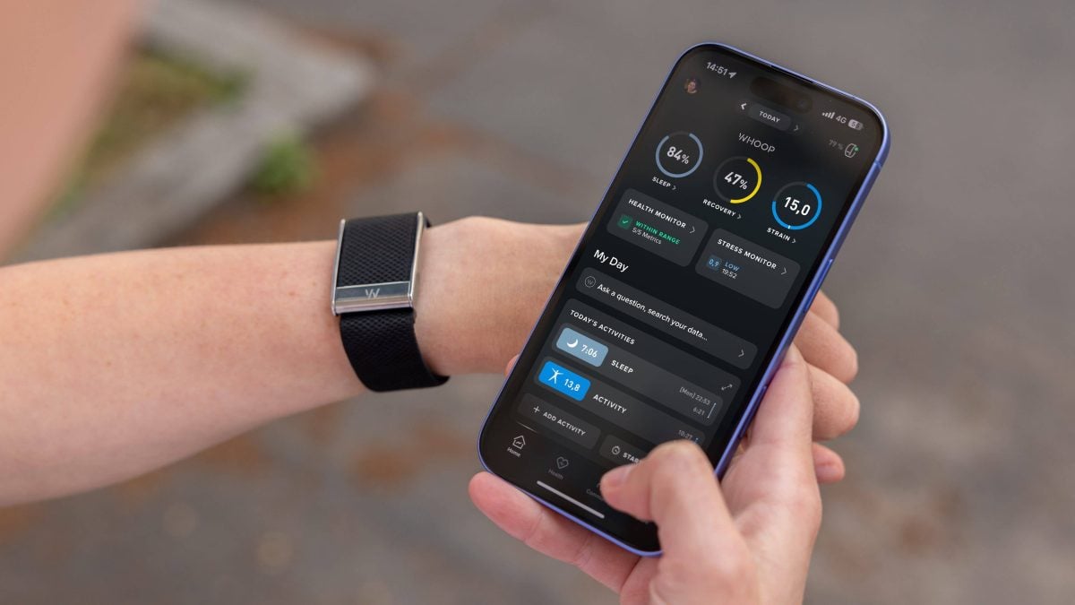 Whoop-Armband und App auf dem Telefon. 