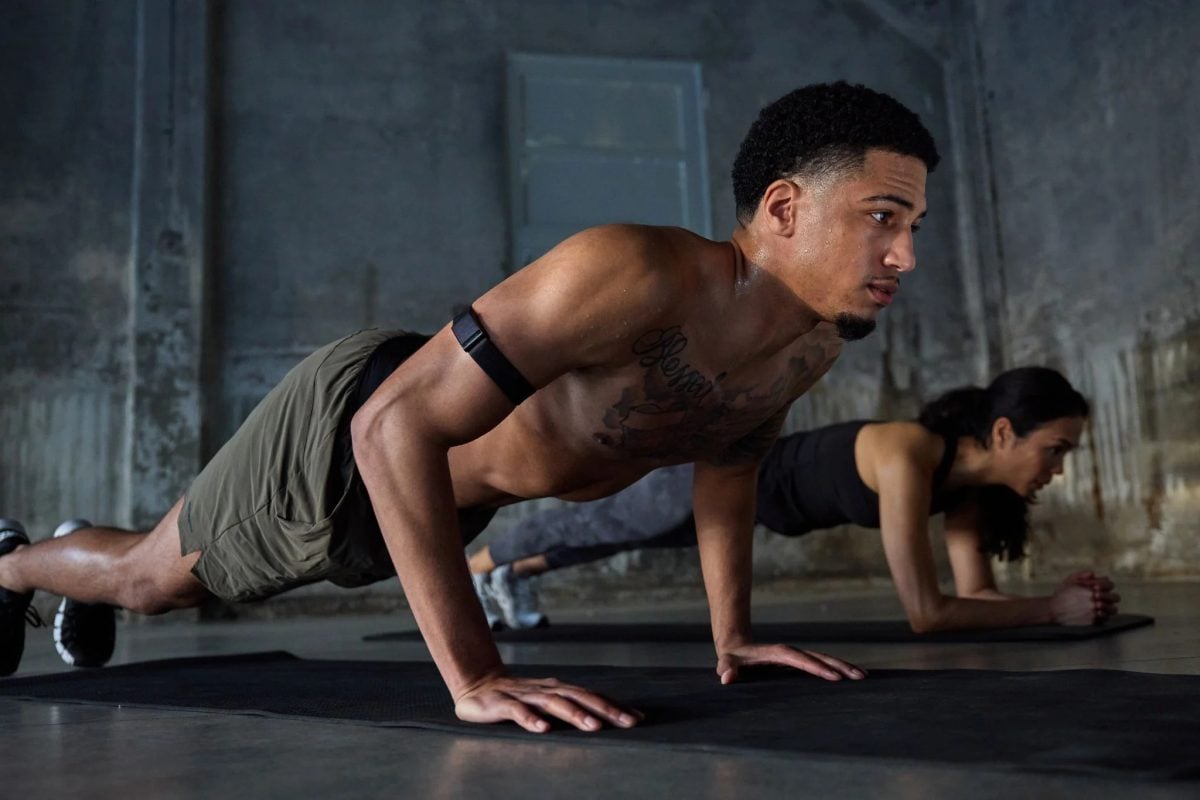 Tragen Sie seinen Whoop auf dem Bizeps. 