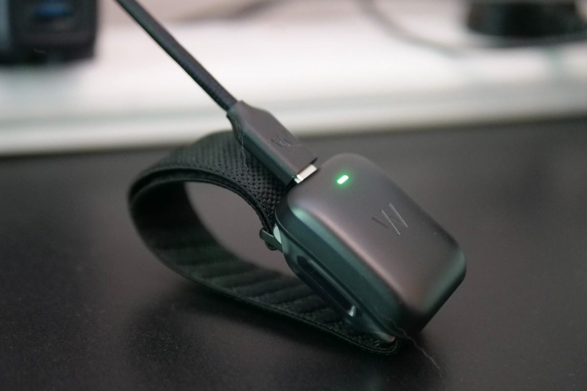 Un bracelet Whoop en train de charger.