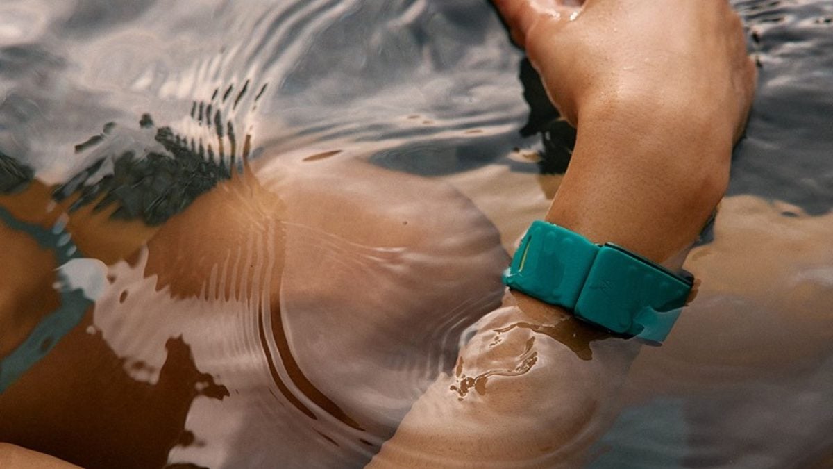 Bracelet Whoop dans l'eau.