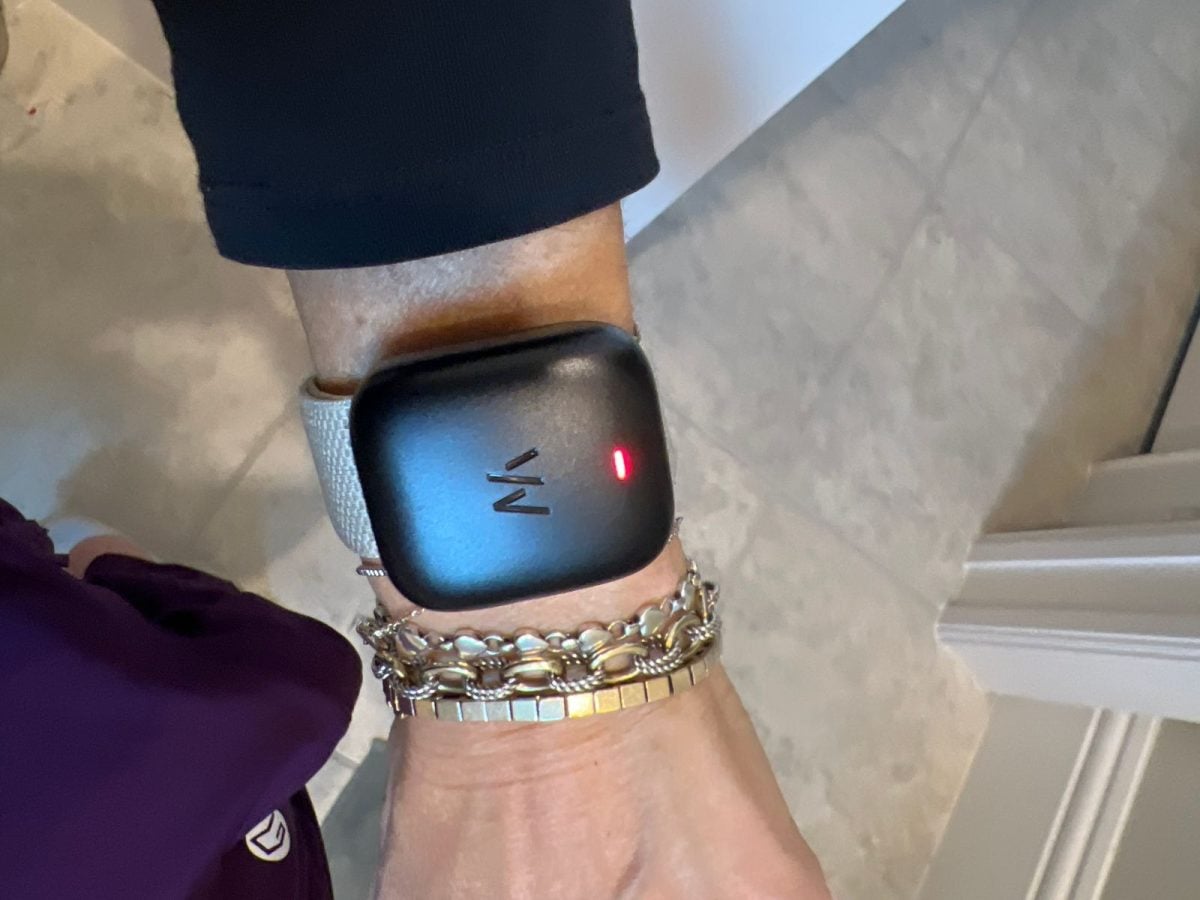 带有红色 LED 的 Whoop 手链。. 